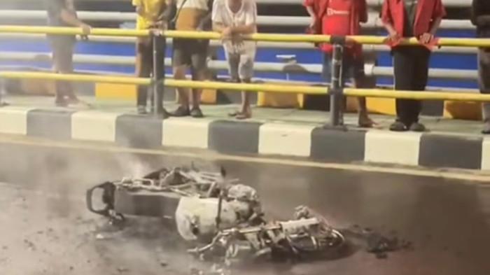 MOTOR HANGUS TERBAKAR - Musibah yang terjadi di Jembatan Basit Sei Alalak Banjarmasin Batola Kalimantan Selatan hari ini, Rabu (20/5/2026) pagi.