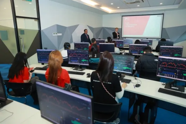 Students learn financial data analysis at the university’s Finance Lab. Photo courtesy of BUV
