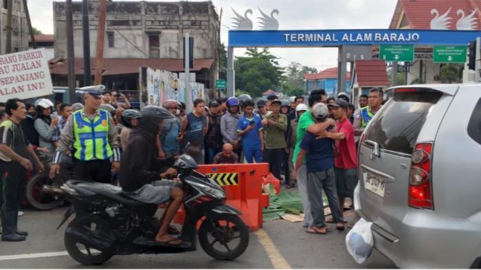 KECELAKAAN - Kecelakaan di kawasan Alam Barajo, Kota Jambi, tepatnya di depan Terminal Alam Barajo Kota Jambi, Rabu (20/5/2026) pagi. Seorang wanita tewas pada kecelakaan ini