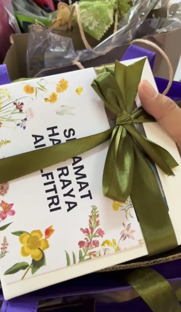 Haru! Guru Ini Dapat Hadiah Makanan dari Muridnya yang Tinggal di Panti