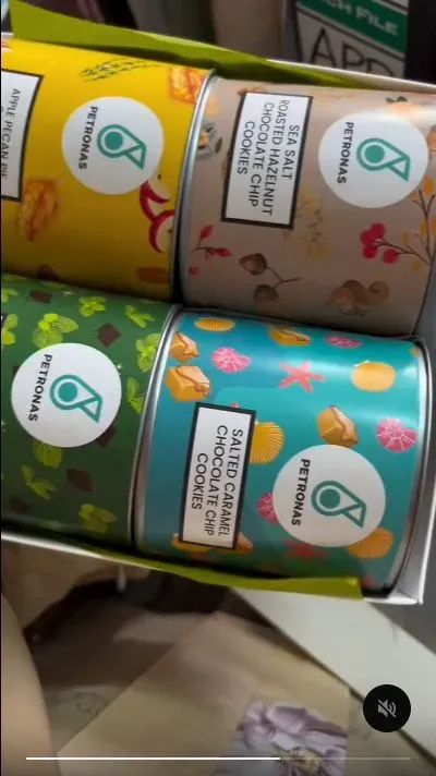 Haru! Guru Ini Dapat Hadiah Makanan dari Muridnya yang Tinggal di Panti