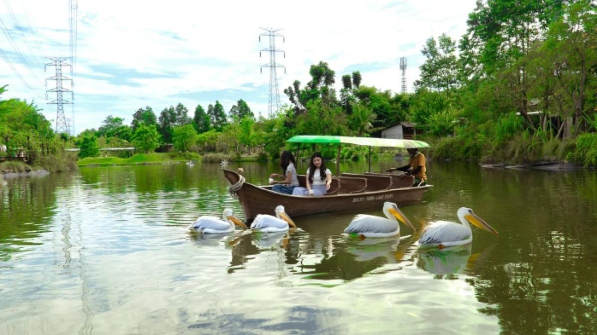 Pengunjung nyobain wahana permainan di Aviary Park Indonesia, tempat wisata ramah keluarga di Tangerang Selaran, Banten.