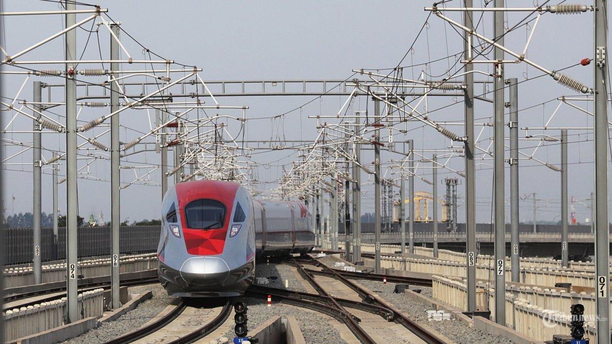 Kereta Cepat Whoosh saat berangkat menuju Bandung dari Stasiun Halim Kereta Cepat Jakarta Bandung (KCJB), Jakarta Timur, Selasa (17/10/23).