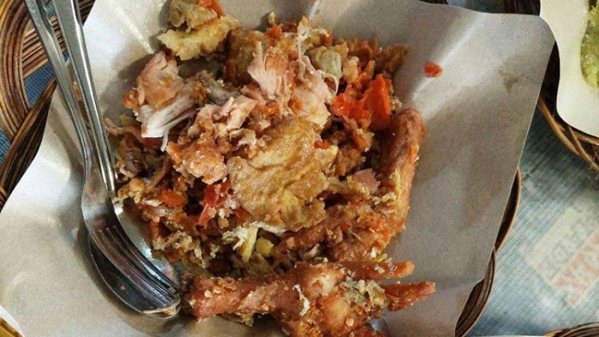 Seporsi Ayam Geprek Bu Made yang jadi favorit mahasiswa di Jogja.