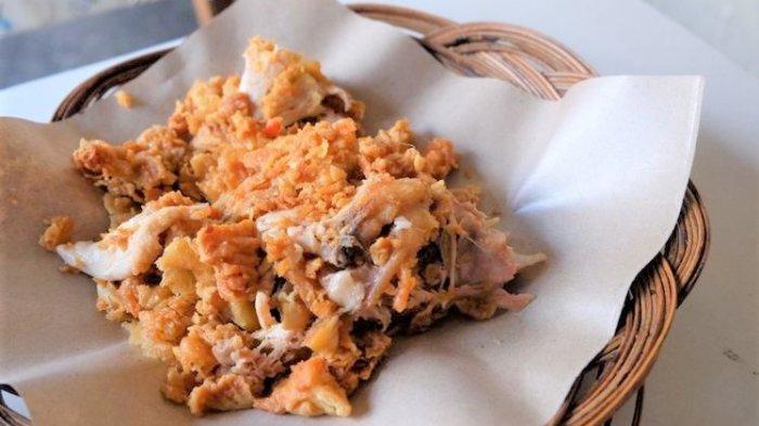 Hidangan Ayam Geprek Bu Rum di Jogja yang populer untuk makan siang.