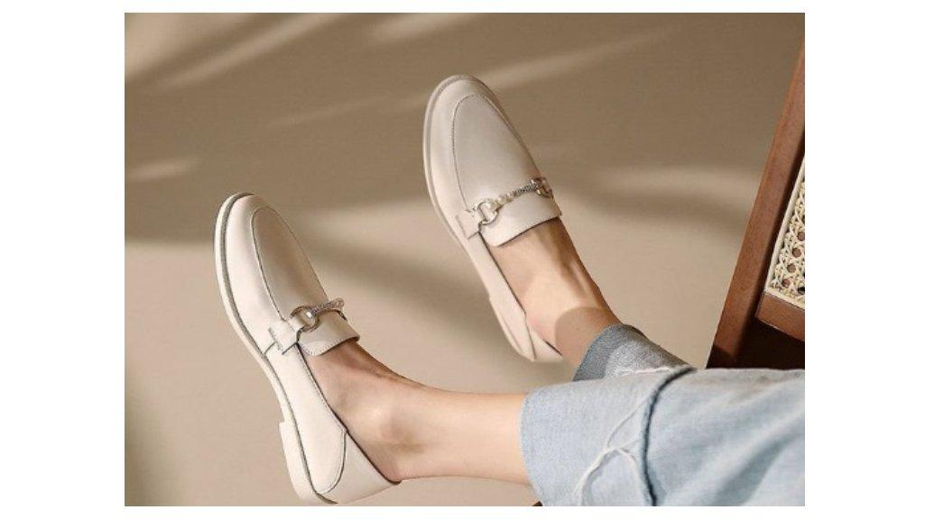 Ilustrasi Memakai Flat Shoes.