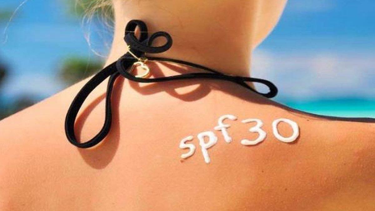 Ilustrasi menggunakan sunscreen tubuh dengan SPF 30