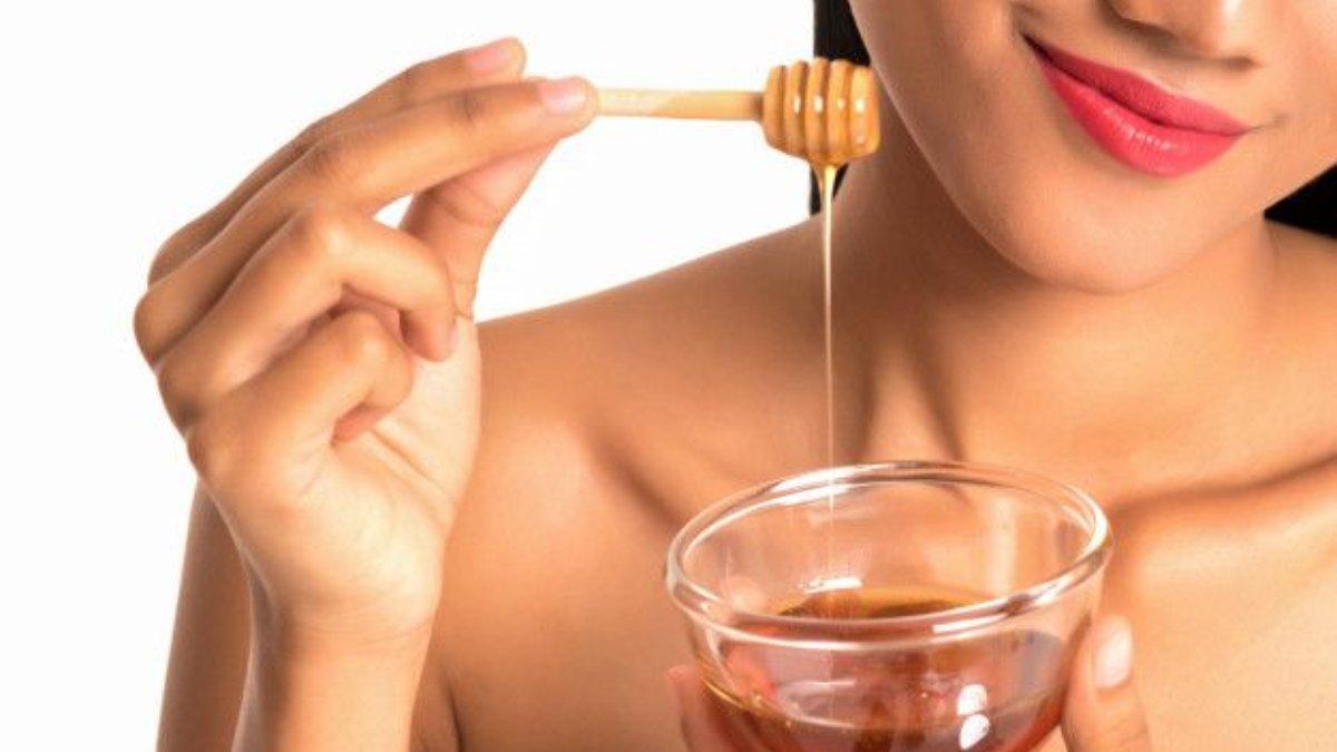 Ilustrasi menggunakan masker madu dan lemon untuk mencerahkan kulit tubuh