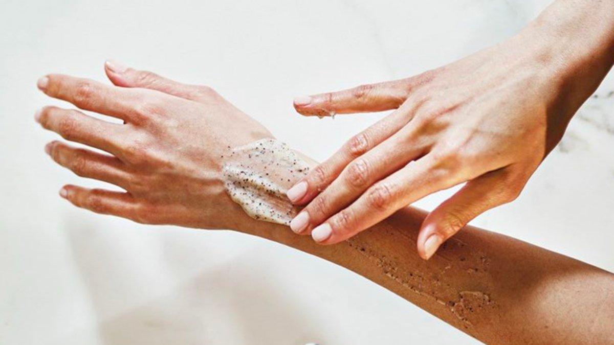 Ilustrasi Eksfoliasi untuk membantu mengangkat sel kulit mati