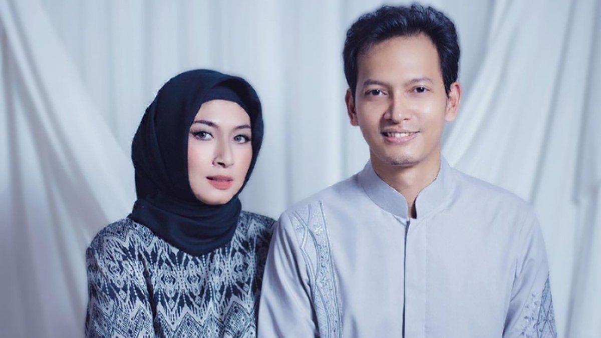 SUASANA DUKA MENDALAM - Aktor Fedi Nuril tak kuasa menahan tangis saat mengantarkan sang ibunda, Gusmawati Nuril, ke tempat peristirahatan terakhir di TPU Karet Bivak, Jakarta Pusat.
