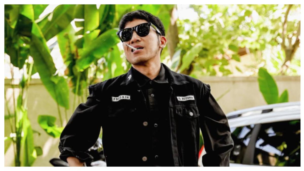TEGANG DI PANGGUNG - Desta mendadak panik saat Ahmad Dhani melontarkan sindiran terhadap program televisi lain ketika mereka tampil bersama dalam acara The Icon Indonesia di SCTV.