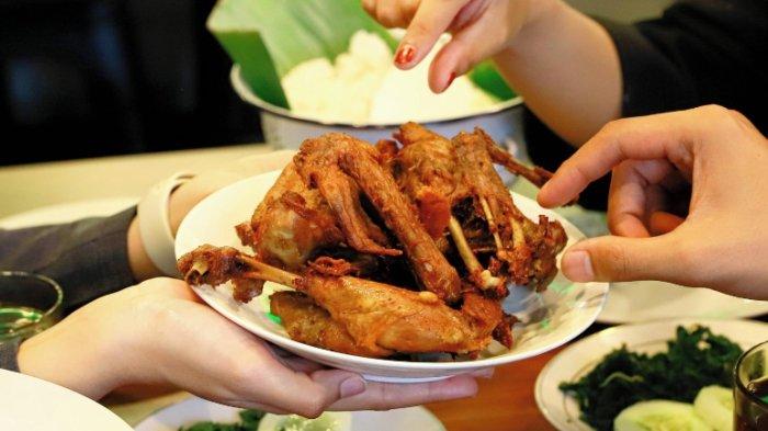 KULINER LEGENDARIS - Menu Bebek Goreng H. Slamet Kartasura yang legendaris di Solo Raya. Bebek Goreng H. Slamet bisa jadi pilihan kuliner akhir pekan.