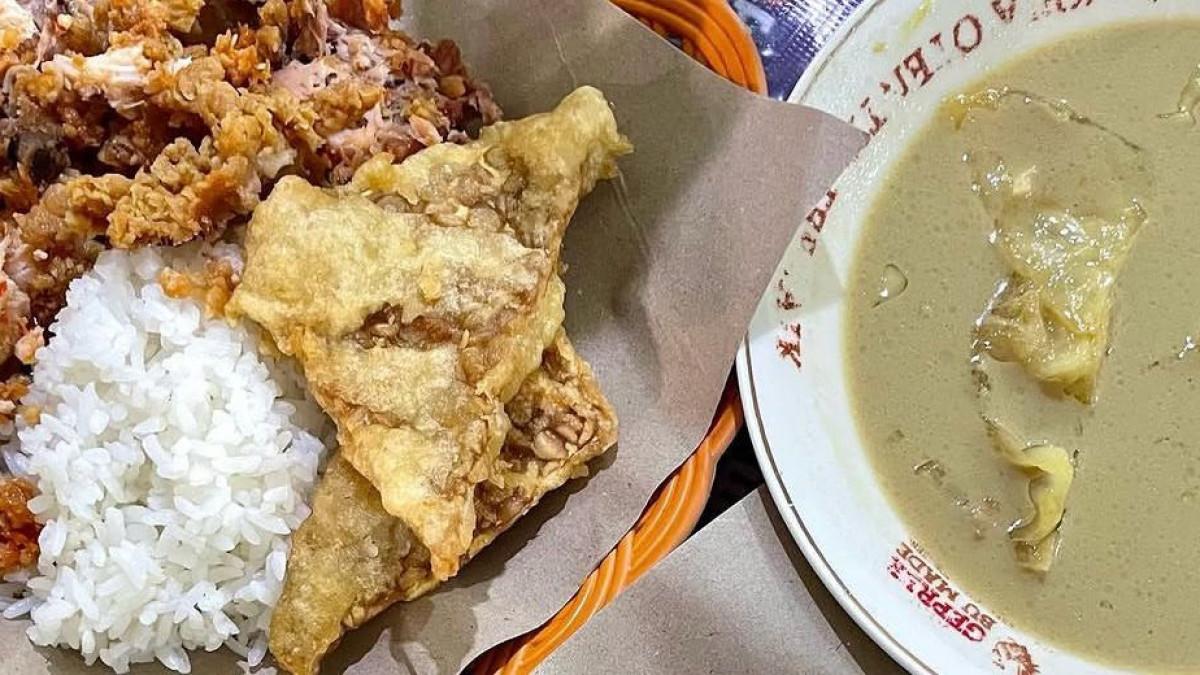 MAKAN SIANG - Seporsi Ayam Geprek Bu Made yang jadi favorit mahasiswa di Jogja.
