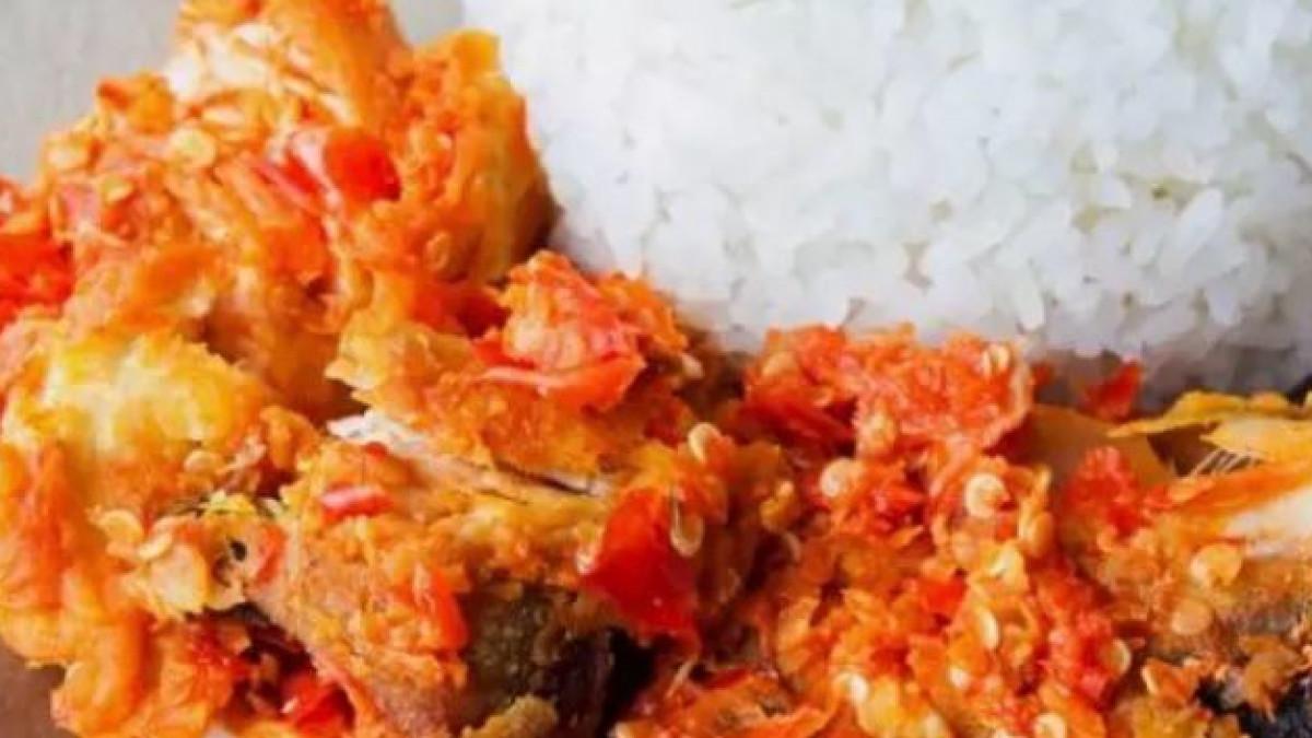 KULINER JOGJA - Hidangan Ayam Geprek Bu Rum di Jogja yang populer untuk makan siang.