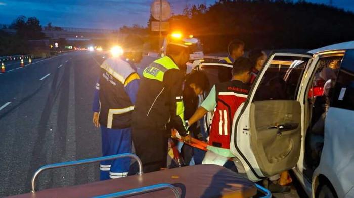 Petugas PJR Ditlantas Polda Riau saat mengevakuasi korban kecelakaan lalu lintas di Jalan Tol Permai, Riau, Kamis (21/5/2026).(KOMPAS.COM/Dok. Ditlantas Polda Riau)