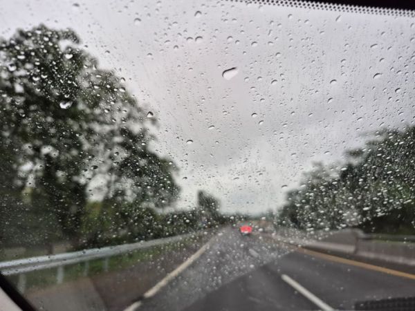Ternyata Noda Air Pada Kaca Mobil Lama-lama Bisa Jadi Jamur!