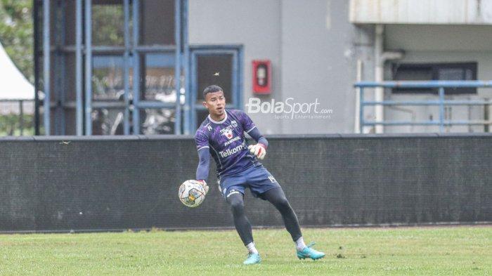 Kiper Persib Bandung, Teja Paku Alam di Stadion Gelora Bandung Lautan Api (GBLA), Bandung, Jawa Barat, Selasa (10/1/2023)