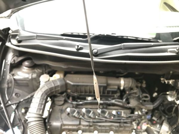 Cek Oli Mesin Mobil Pakai Dipstick