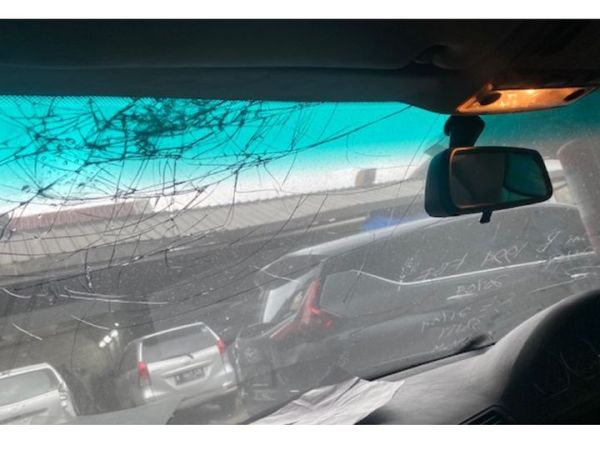 Ilustrasi kaca mobil pecah