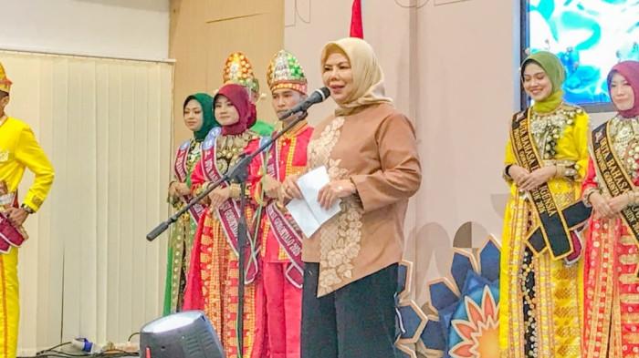 FINASI DUTA BAHASA — Wagub Gorontalo, Idah Syahidah saat Malam puncak pemilihan Duta Bahasa Gorontalo, Kamis malam (21/5/2026). Sumber foto: TribunGorontalo.com/Jefri Potabuga