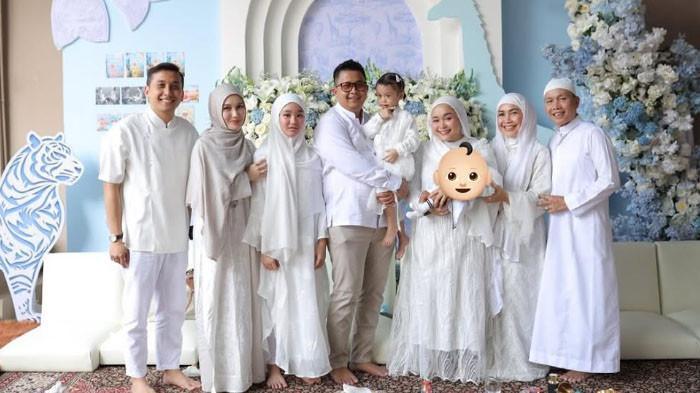 BARENG KELUARGA - Momen Kevin Gusnadi bersama keluarga Ayu Ting Ting, dicapture Kamis (21/5/2026).