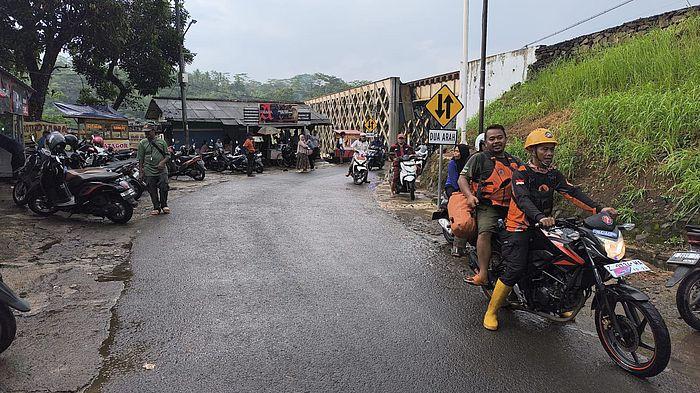 DIHENTIKAN SEMENTARA - Tim SAR Gabungan menghentikan sementara proses pencarian pria lansia asal Tasikmalaya yang loncat di Jembatan Cirahong, Manonjaya, Kabupaten Tasikmalaya, Jumat (22/5/2026). Pencarian bakal dilanjutkan besok pagi pukul 07.30 WIB.
