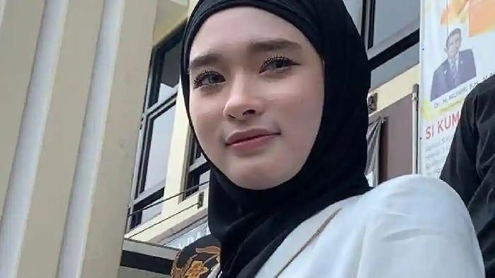 BANTAH HAMIL - Inara Rusli. Inara membantah dirinya dilarikan ke rumah sakit karena hamil. Menurut kuasa hukum, dirinya mengalami masalah di bagian perut.