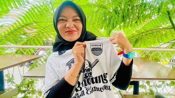 PREDIKSI SKOR PERSIB - Berikut prediksi skor duel krusial penentuan juara Persib Bandung vs Persijap Jepara yang tanding Sabtu sore, 23 Mei 2026, menurut Bobotoh geulis asal Cimahi, Sany Sintya.