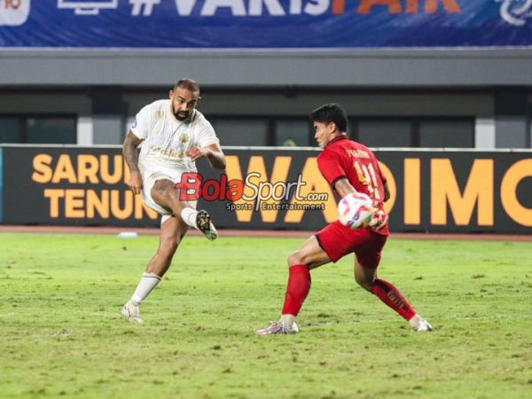 Dalberto Luan Belo (kiri) sedang menendang bola dalam laga pekan ke-26 Liga 1 2024 antara Persija Jakarta versus Arema FC di Stadion Patriot Candrabhaga, Bekasi, Jawa Barat, Minggu (9/3/2025) malam.