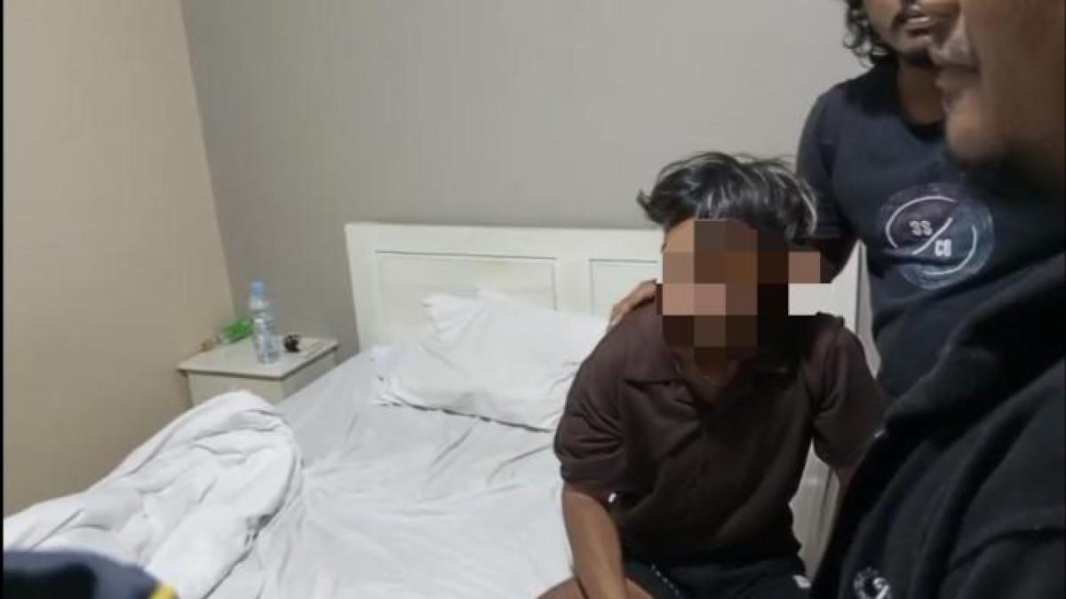 DIJEMPUT POLISI - Davin (18), pria yang kabur bersama Nayla (19), dijemput polisi di sebuah kamar hotel di Jepara, Sabtu (23/5/2026). <div class=