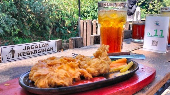 Salah satu sajian di resto New Rivermoon yang menawarkan makan di pinggir kali di Desa Karanglo, Kecamatan Polanharjo, Kabupaten Klaten, Sabtu (4/9/2021).
