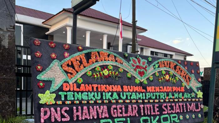 PAPAN BUNGA- Penampakan papan karangan bunga yang sempat terpasang di kantor Kejaksaan Negeri Deli Serdang, Minggu (24/5/2026) sore. Setelah terpasang papan bunga tersebut pun langsung diamankan petugas keamanan.
