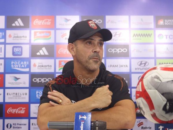 Pelatih Borneo FC, Fabio Lefundes, ucapkan selamat kepada Bojan Hodak yang sukses bawa Persib juara Super League 2025/2026 dan meraih penghargaan pelatih terbaik musim ini