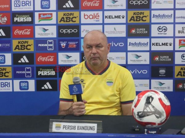 Pelatih Persib Bandung, Bojan Hodak, sedang memberikan keterangan kepada awak media di Media Center Stadion Gelora Bandung Lautan Api, Bandung, Jawa Barat, Jumat (22/5/2026).