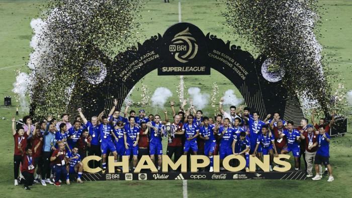 JUARA - Persib Bandung berhasil meraih gelar juara Super League 2025/2026 setelah menahan imbang Persijap Jepara 0-0 di laga pamungkas, Sabtu (23/5/2026) sore WIB. Hasil ini memastikan Persib menyabet hattrick juara berturut-turut di rea Bojan Hodak.