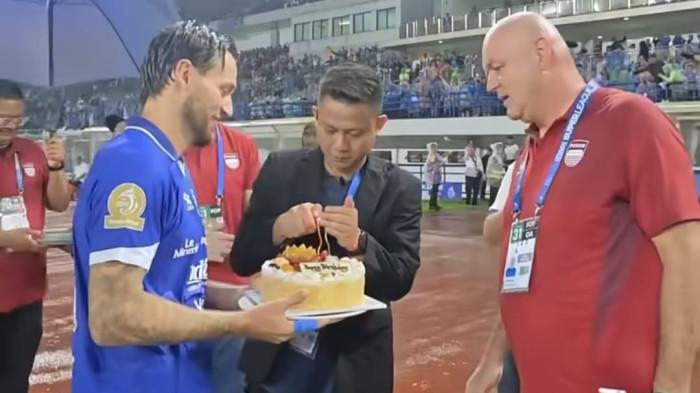 BOJAN HODAK ULTAH - Laga di Persib vs PSIM di Stadion GBLA pada ajang Super League Indonesia 2025/2026, Senin (4/5/2026), sukses berbuah gol cepat yang sekaligus menjadi kado istimewa bagi Bojan Hodak yang tengah merayakan ulang tahun ke-55.