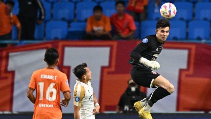 Aksi kiper Borneo FC, Nadeo Argawinata saat melawan Dewa United pada pekan ke-10 Liga 1, Sabtu (2/11/2024) malam WIB.