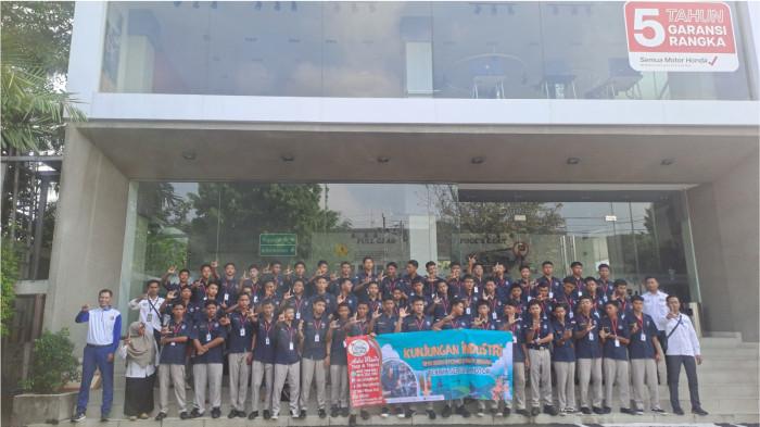 20262605 - foto bareng setelah pelatihan keselamatan berkendara