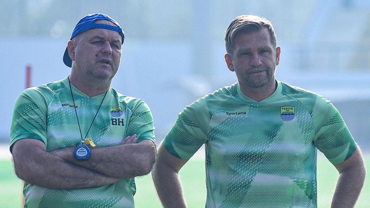 Potret sosok Bojan Hodak (kiri) yang didampingi oleh asisten barunya, yakni Igor Tolic (kanan) pada sesi latihan Persib Bandung jelang Liga 1 2024, Rabu, 10 Juli 2024. Igor Tolic menggantikan peran Goran Paulic sebagai asisten pelatih Bojan Hodak di Persib Bandung.