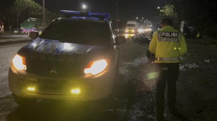 KECELAKAAN - Petugas Satlantas Polrestabes Semarang memeriksa lokasi kecelakaan maut yang melibatkan truk tronton bermuatan tanah dan sepeda motor di Jalur Arteri Yos Sudarso kawasan Baruna, Semarang Utara, Kota Semarang, Senin (25/5/2026) petang. Dalam peristiwa itu, seorang pembonceng motor  meninggal dunia di lokasi kejadian, sementara pengendara motor mengalami luka ringan.