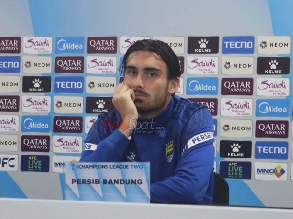 Pemain Persib Bandung, Andrew Jung, sedang memberikan keterangan kepada awak media di Media Center Stadion Gelora Bandung Lautan Api, Bandung, Jawa Barat, Rabu (18/2/2026).