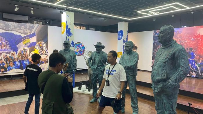 PATUNG - Patung Bojan Hodak dan tokoh penting Persib Bandung saat tiba di Grey Art Gallery setelah diarak keliling Bandung, Selasa (26/5/2026).