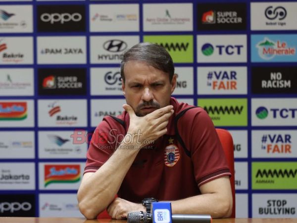 Pelatih Persija Jakarta, Mauricio Souza, sedang memberikan keterangan kepada awak media di Media Center Stadion Utama Gelora Bung Karno, Senayan, Jakarta, Jumat (10/4/2026).