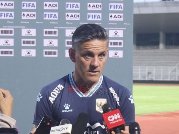 Pelatih Timnas Indonesia, John Herdman, sedang memberikan keterangan kepada awak media di Stadion Madya, Senayan, Jakarta, Minggu (30/3/2026).