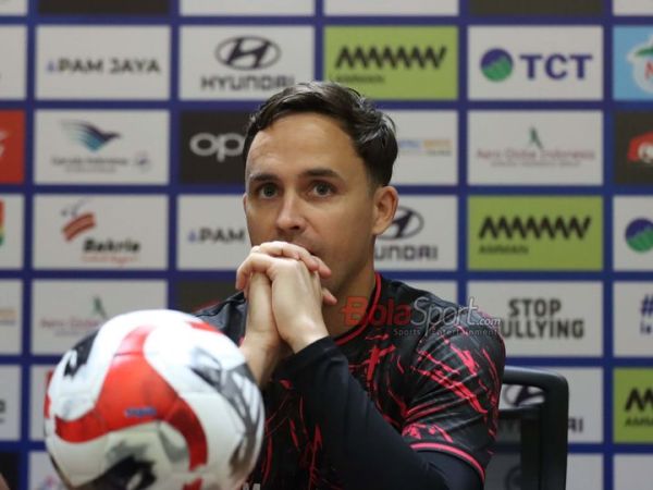 Pelatih Bhayangkara Presisi Lampung FC, Paul Munster, sedang memberikan keterangan kepada awak media di Media Center Stadion Utama Gelora Bung Karno, Senayan, Jakarta, Minggu (28/12/2025).