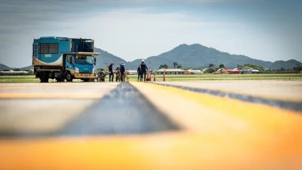Ground service staff in heat of over 70 degrees Celsius. Photo: VNA