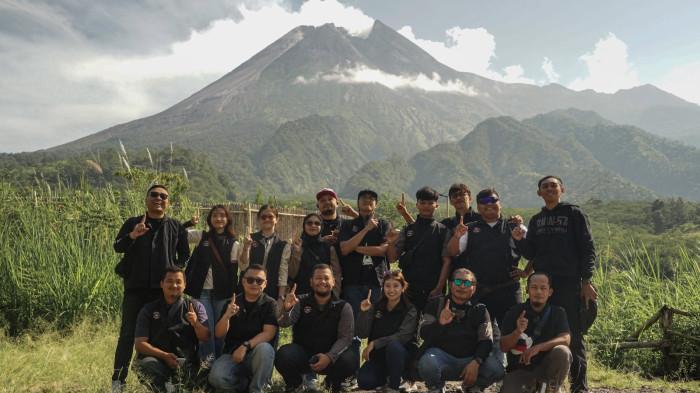 FOTO BERSAMA - Para peserta kegiatan bertajuk “Touring Beyond The Road” foto bersama berlatar belakang Gunung Merapi. Kegiatan sebagai bentuk pengenalan warna terbaru Honda Stylo 160 kepada para pecinta otomotif roda dua di Yogyakarta.(Dok Astra Motor Yogyakarta)