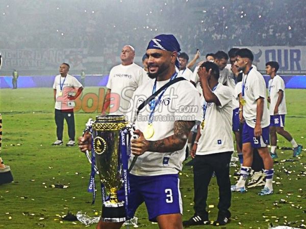 Pemain asing Persib Bandung. Layvin Kurzawa sedang memegang trofi Super League 2025/2026 di Stadion Gelora Bandung Lautan Api, Bandung, Jawa Barat, Sabtu (23/5/2026).