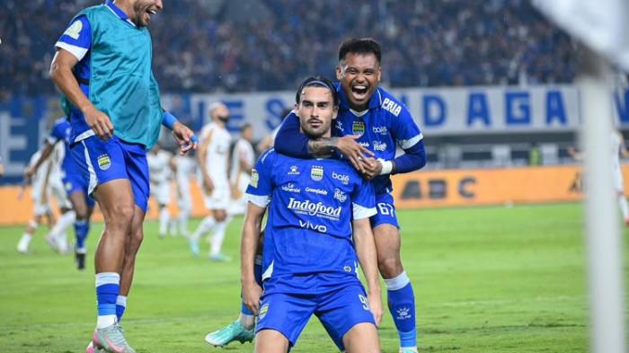 Penyerang Persib Bandung, Andrew Jung, beserta Saddil Ramdani merayakan gol saat menghadapi Dewa United pada laga Persib vs Dewa United di Stadion Gelora Bandung Lautan Api, Jumat (21/11/2025).(KOMPAS.com/Adil Nursalam)