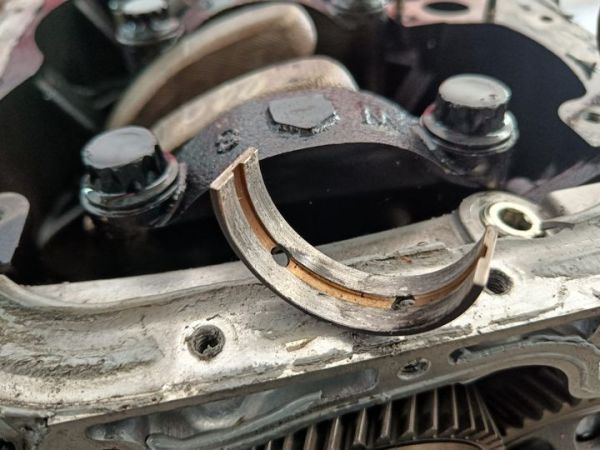 Metal duduk pada mesin mobil